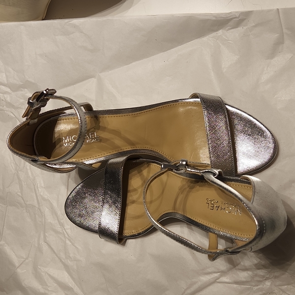 MICHAEL Michael Kors  Simone New Silver patent leather women's heels Size 7.5 - Picture 8 of 12